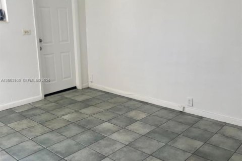 House in North Miami, Florida 1 bedroom, 55.74 sq.m. № 2091327 - photo 4