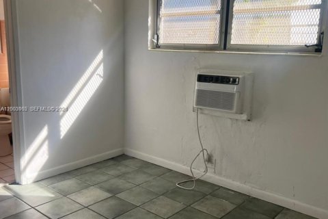 House in North Miami, Florida 1 bedroom, 55.74 sq.m. № 2091327 - photo 6
