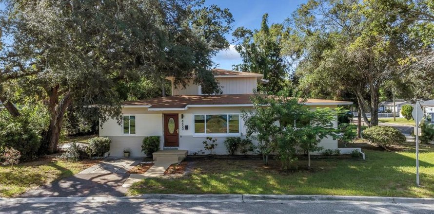 Villa ou maison à Saint Petersburg, Floride 4 chambres, 177.07 m2 № 2419522