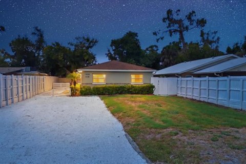 Immobilier commercial à vendre à Sarasota, Floride: 8 chambres, 111.39 m2 № 2101901 - photo 2