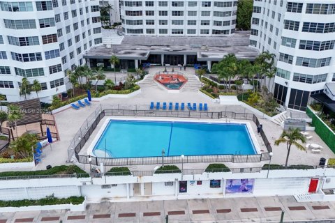 Condominio en alquiler en Miami, Florida, 2 dormitorios, 91.97 m2 № 1952057 - foto 12