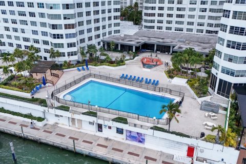 Condominio en alquiler en Miami, Florida, 2 dormitorios, 91.97 m2 № 1952057 - foto 13