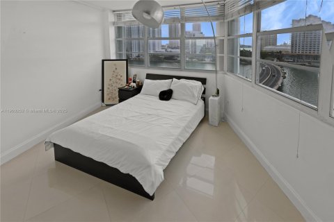 Condominio en alquiler en Miami, Florida, 2 dormitorios, 91.97 m2 № 1952057 - foto 26