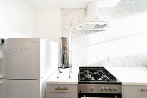 Condo in Miami Beach, Florida, 2 bedrooms  № 2067864 - photo 4