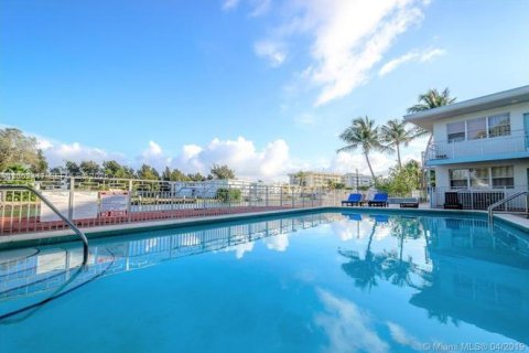 Condo in Miami Beach, Florida, 2 bedrooms  № 2067864 - photo 21