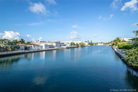 Condo in Miami Beach, Florida, 2 bedrooms  № 2067864 - photo 24