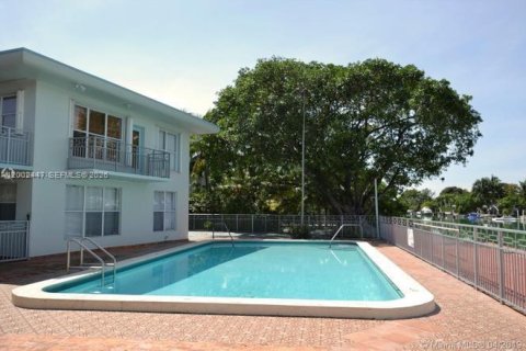 Condo in Miami Beach, Florida, 2 bedrooms  № 2067864 - photo 18