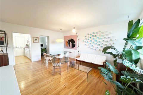 Condo in Miami Beach, Florida, 2 bedrooms  № 2067864 - photo 2