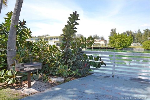 Condo in Miami Beach, Florida, 2 bedrooms  № 2067864 - photo 23