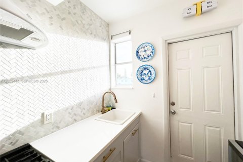 Condo in Miami Beach, Florida, 2 bedrooms  № 2067864 - photo 7