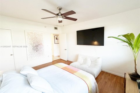 Condo in Miami Beach, Florida, 2 bedrooms  № 2067864 - photo 9