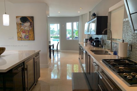 House in Miami Beach, Florida 4 bedrooms, 336.77 sq.m. № 1985145 - photo 18
