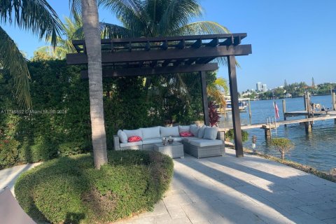 House in Miami Beach, Florida 4 bedrooms, 336.77 sq.m. № 1985145 - photo 6