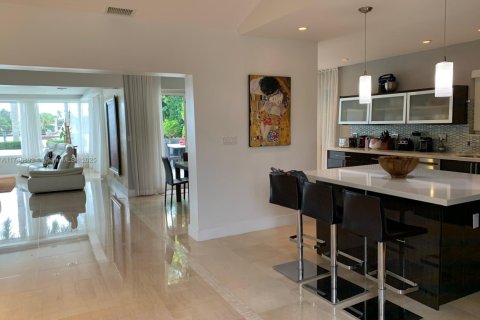 House in Miami Beach, Florida 4 bedrooms, 336.77 sq.m. № 1985145 - photo 19