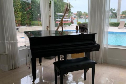 House in Miami Beach, Florida 4 bedrooms, 336.77 sq.m. № 1985145 - photo 15
