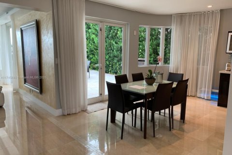 House in Miami Beach, Florida 4 bedrooms, 336.77 sq.m. № 1985145 - photo 16