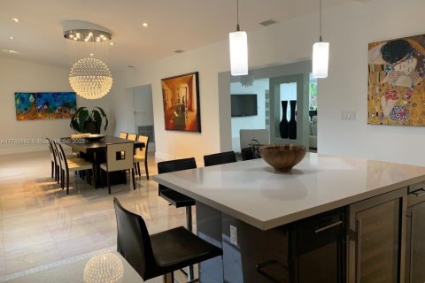 House in Miami Beach, Florida 4 bedrooms, 336.77 sq.m. № 1985145 - photo 13