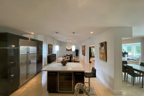 House in Miami Beach, Florida 4 bedrooms, 336.77 sq.m. № 1985145 - photo 17
