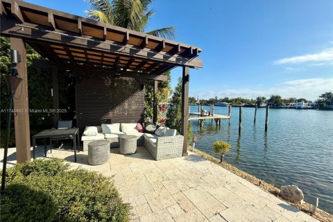 House in Miami Beach, Florida 4 bedrooms, 336.77 sq.m. № 1985145 - photo 5