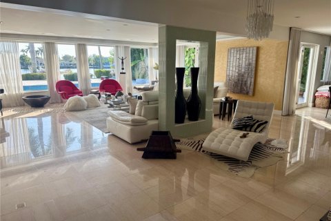 House in Miami Beach, Florida 4 bedrooms, 336.77 sq.m. № 1985145 - photo 12