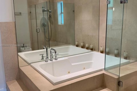 House in Miami Beach, Florida 4 bedrooms, 336.77 sq.m. № 1985145 - photo 22