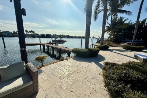 House in Miami Beach, Florida 4 bedrooms, 336.77 sq.m. № 1985145 - photo 10