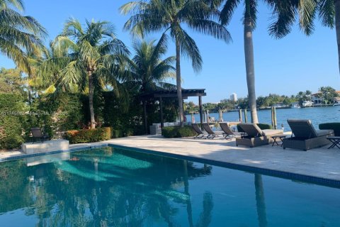 House in Miami Beach, Florida 4 bedrooms, 336.77 sq.m. № 1985145 - photo 8