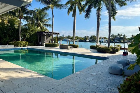 House in Miami Beach, Florida 4 bedrooms, 336.77 sq.m. № 1985145 - photo 1