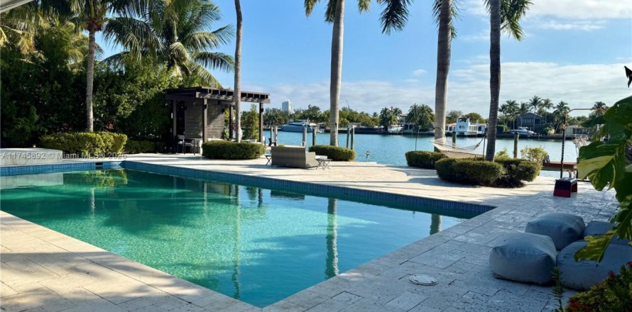 House in Miami Beach, Florida 4 bedrooms, 336.77 sq.m. № 1985145