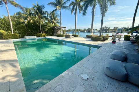 House in Miami Beach, Florida 4 bedrooms, 336.77 sq.m. № 1985145 - photo 9