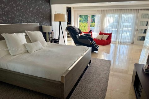 House in Miami Beach, Florida 4 bedrooms, 336.77 sq.m. № 1985145 - photo 20