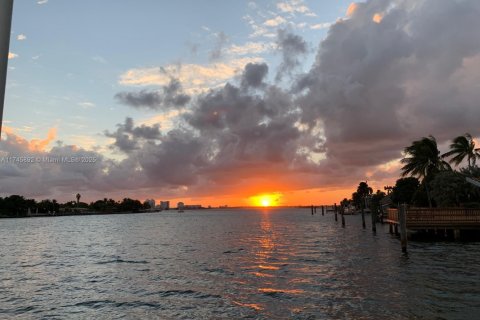 House in Miami Beach, Florida 4 bedrooms, 336.77 sq.m. № 1985145 - photo 7