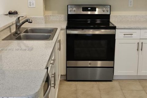 Condo in Coconut Creek, Florida, 2 bedrooms  № 2040441 - photo 6
