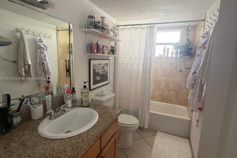 Condo in Miami, Florida, 3 bedrooms  № 1897800 - photo 16