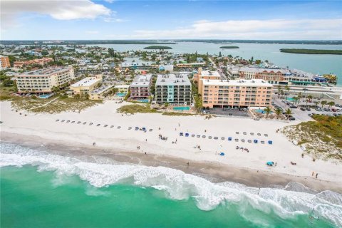 Condo in Madeira Beach, Florida, 2 bedrooms  № 2201683 - photo 11