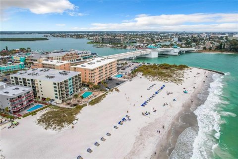 Condo in Madeira Beach, Florida, 2 bedrooms  № 2201683 - photo 2