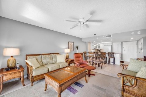 Condo in Madeira Beach, Florida, 2 bedrooms  № 2201683 - photo 25