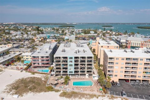 Condo in Madeira Beach, Florida, 2 bedrooms  № 2201683 - photo 9