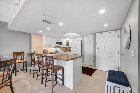 Condo in Madeira Beach, Florida, 2 bedrooms  № 2201683 - photo 22
