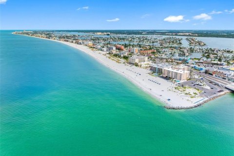 Condo in Madeira Beach, Florida, 2 bedrooms  № 2201683 - photo 3