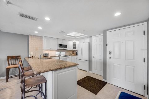 Condo in Madeira Beach, Florida, 2 bedrooms  № 2201683 - photo 27