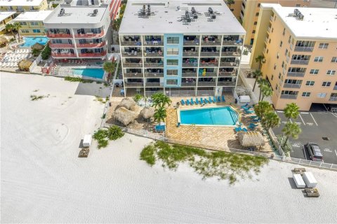 Condo in Madeira Beach, Florida, 2 bedrooms  № 2201683 - photo 4