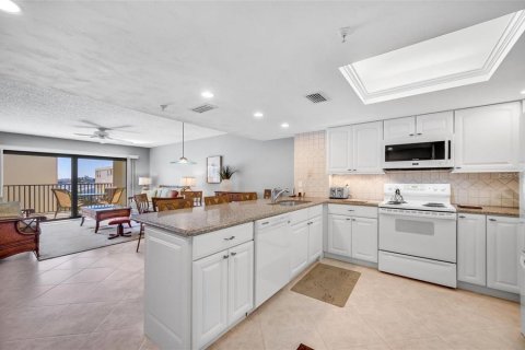 Condo in Madeira Beach, Florida, 2 bedrooms  № 2201683 - photo 29