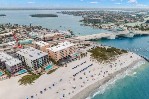 Condo in Madeira Beach, Florida, 2 bedrooms  № 2201683 - photo 8