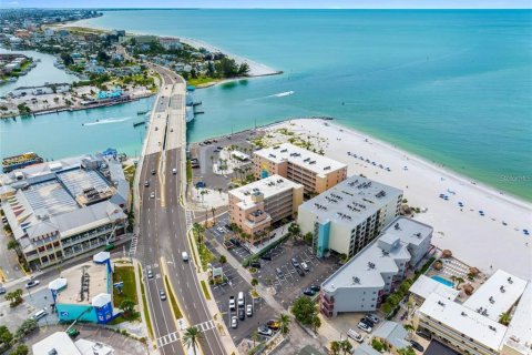 Condo in Madeira Beach, Florida, 2 bedrooms  № 2201683 - photo 16