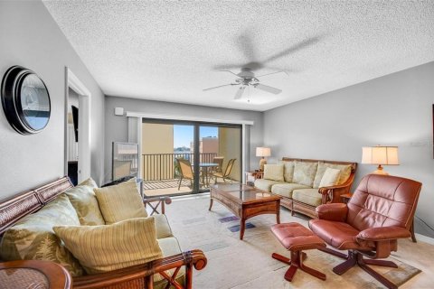 Condo in Madeira Beach, Florida, 2 bedrooms  № 2201683 - photo 24