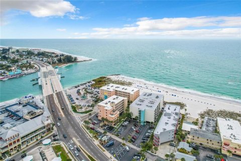 Condo in Madeira Beach, Florida, 2 bedrooms  № 2201683 - photo 5