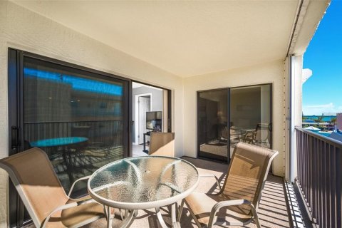 Condo in Madeira Beach, Florida, 2 bedrooms  № 2201683 - photo 21