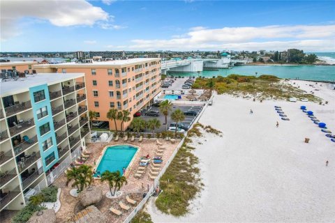 Condo in Madeira Beach, Florida, 2 bedrooms  № 2201683 - photo 12