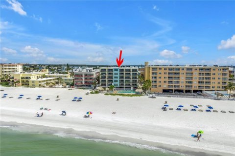 Condo in Madeira Beach, Florida, 2 bedrooms № 2201683